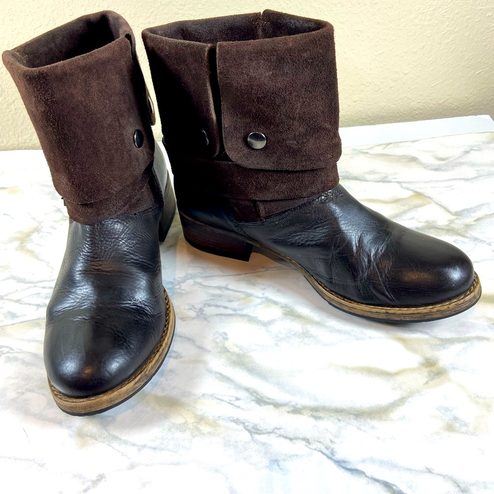 Clarks Ankle Leather booties size 9.5 suede snap ,cuff,round toe.Good Condition - Picture 2 of 5
